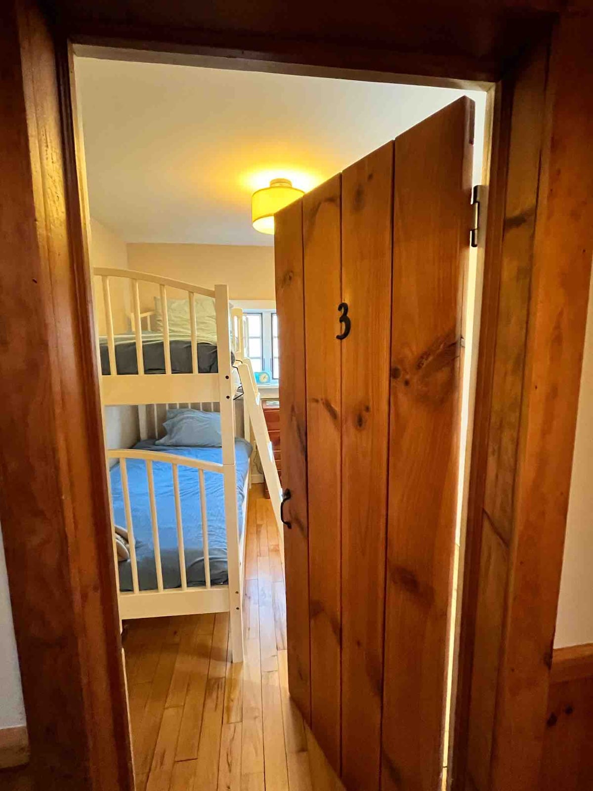 მე-2 სართული საძინებელი 3: 2 ერთადგილიანი ორსართულიანი ოთახი