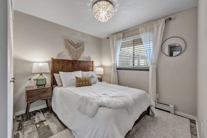 מזרן חדש לגמרי עם ספוג זיכרון וארונות גדולים בחדר השינה.