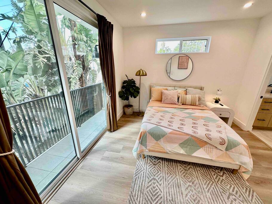Room in Happy Hollywood Home