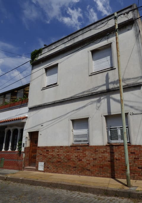 ingreso a la casa, la casa de huéspedes esta en planta baja ambas ventanas son del estar comedor con rejas artisticas
