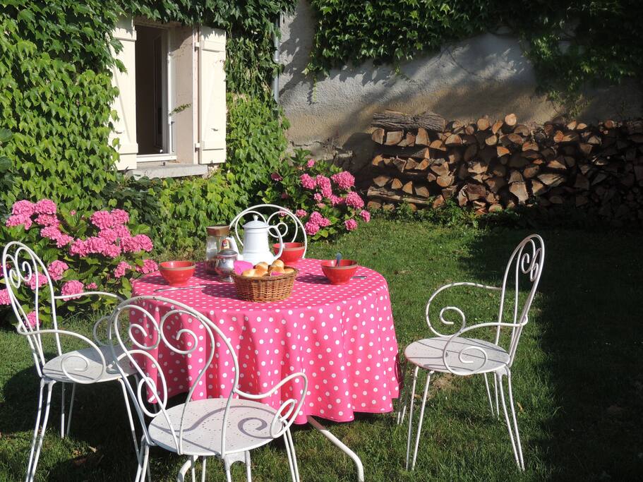 Petit-déjeuner et repas dehors, au soleil