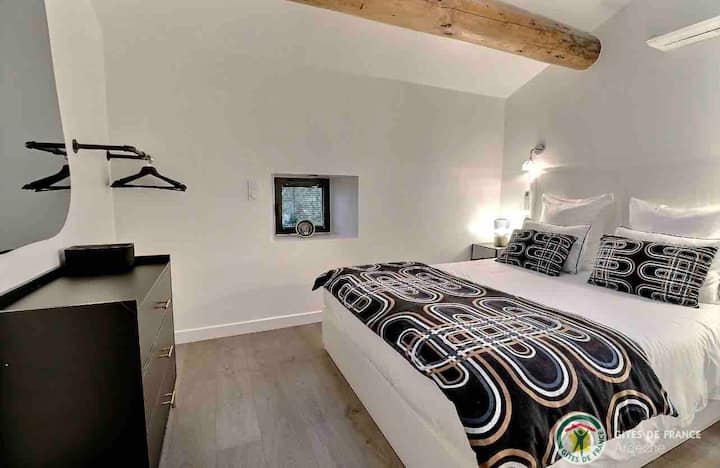 غرفة جانبية بالحديقة