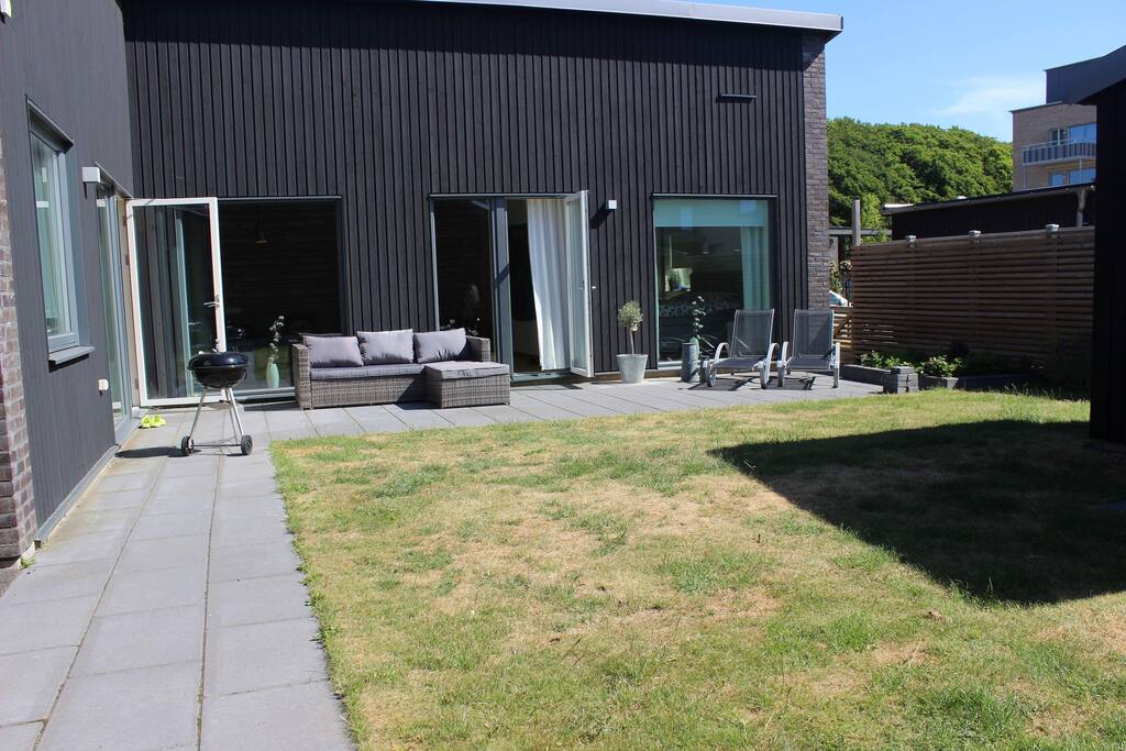 Mysig trädgård med grillmöjligheter