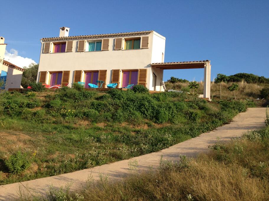 Maison sur un terrain de 2000m2, chiens bienvenus mais attention le jardin n'est pas clos