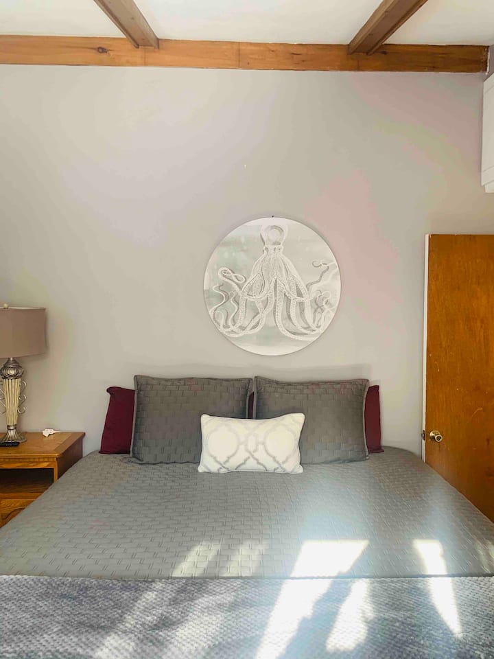 Hoofdslaapkamer met kingsize bed. Het is geweldig om wakker te worden met het zonlicht in deze kamer 
