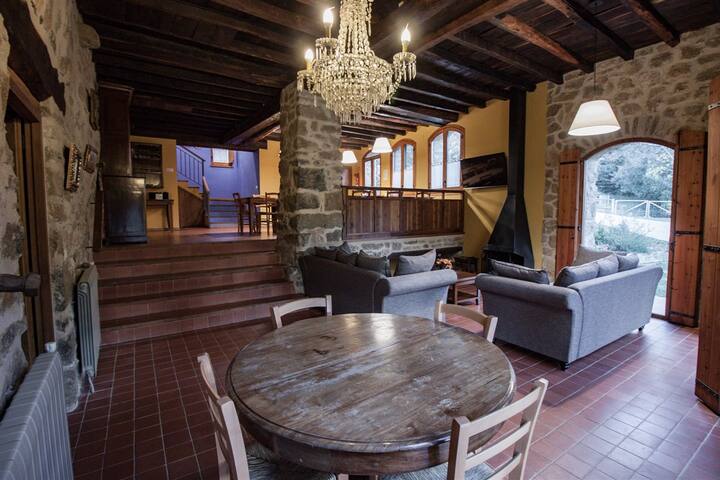 Espectacular masía con piscina y enorme jardín gallery image 4