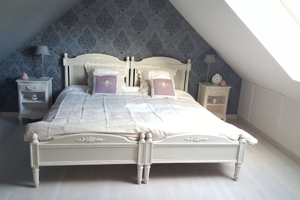 CHAMBRE LESLY