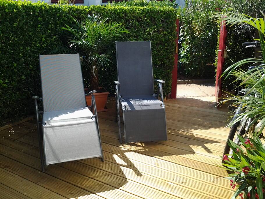 Ruim terras met houtvloer.