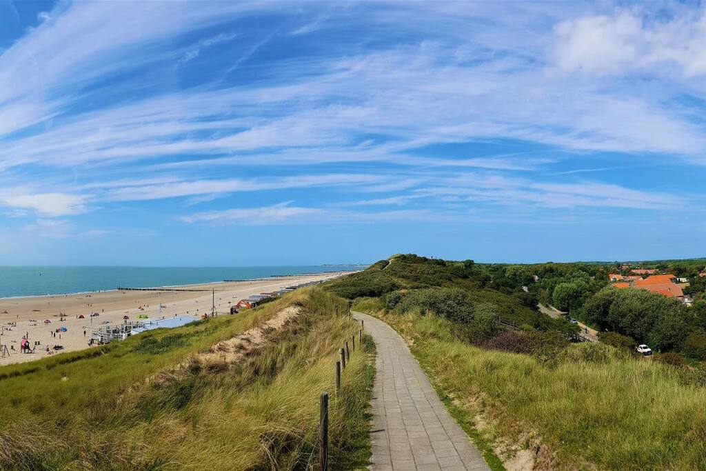 De duinen achter het strandhuisje