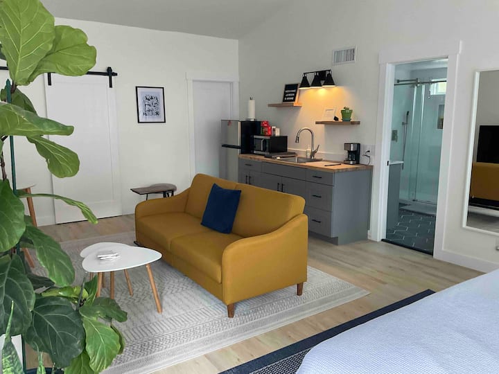 Private Entrance Studio - 3 Miles From Moonlight! - San Diego, CA