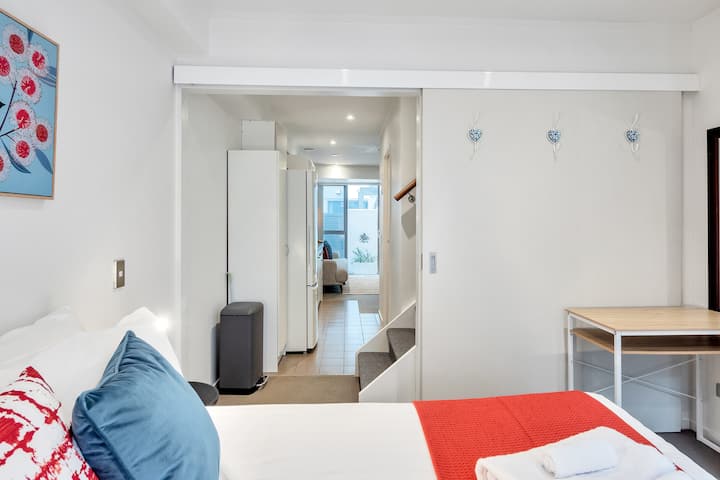 ห้องนอนชั้นล่างมีเตียงควีนไซส์พร้อมประตูบานเลื่อนเพื่อความเป็นส่วนตัว