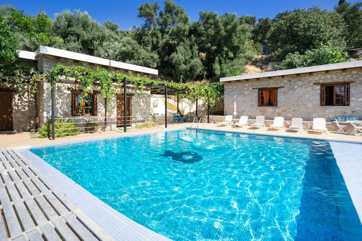 Villa Talos, 4 BD, private pool, calm, hospitable