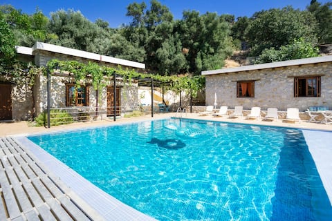 Villa Talos, 4 BD, private pool, calm, hospitable