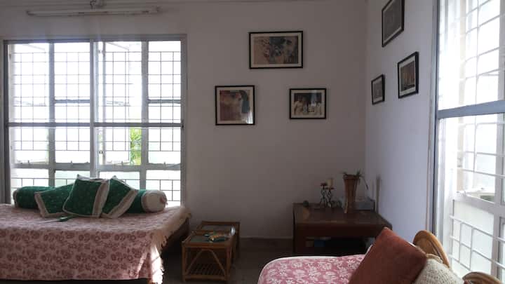 客厅有2张沙发床，可供睡觉，俯瞰山景