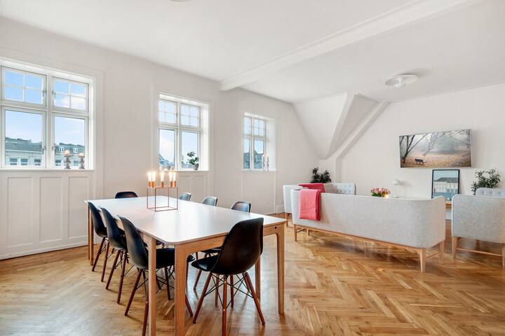 DESIGN. COMFORT. LOCATION. MASSIVE 250sqm. ENJOY! gallery image 2