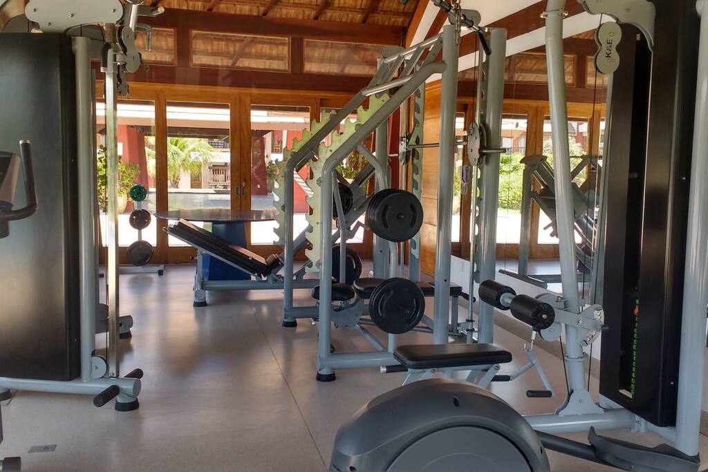 Academia equipada com elíptico, esteira, bike e diversos aparelhos de musculação