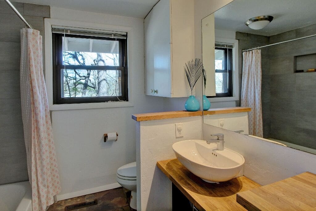 Guest bath with tub/shower