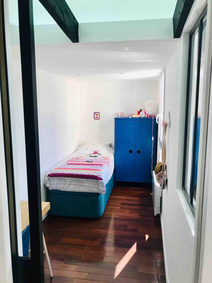 Cette chambre est située à côté du salon et sous la chambre parentale.

This bedroom is located next to the living room and under the master bedroom.
