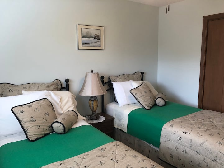 Трета спална соба со два единечни кревета 