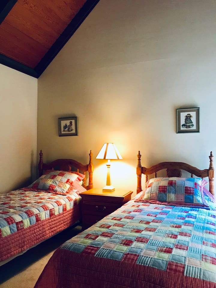 ห้องนอนที่ 2 มีเตียงแฝด 2 หลังบนชั้น 2