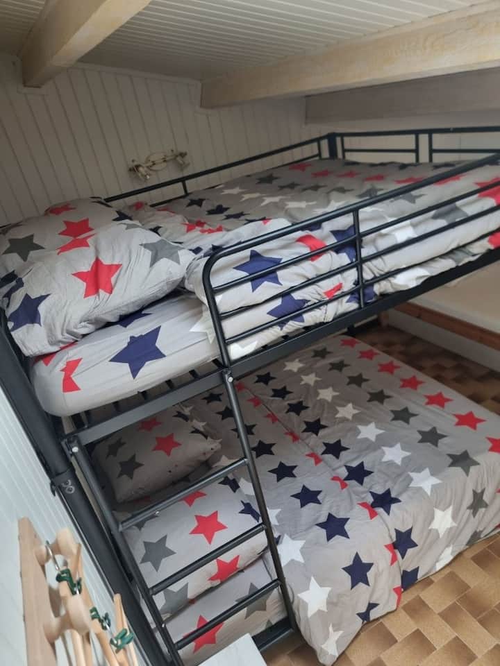 Mezanín sa nachádza na druhom poschodí. 
Zahŕňa 1 jednolôžko 90
poschodová posteľ 2 x 140 x 190
Skrinka