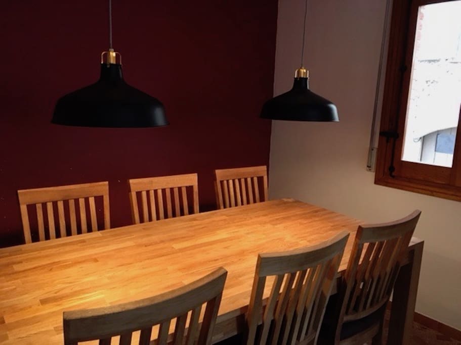 Mesa y 6 sillas de madera en el comedor.