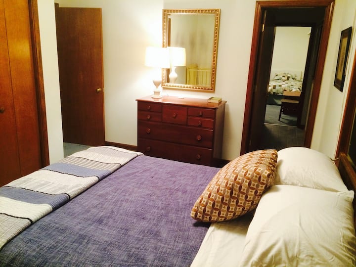 ห้องนอนชั้นบนมีเตียงเด็กอ่อนอยู่ตรงหัวมุม (ไม่มีในรูป) มีอ่างอาบน้ำส่วนตัวที่ใช้ร่วมกับห้องสองชั้น