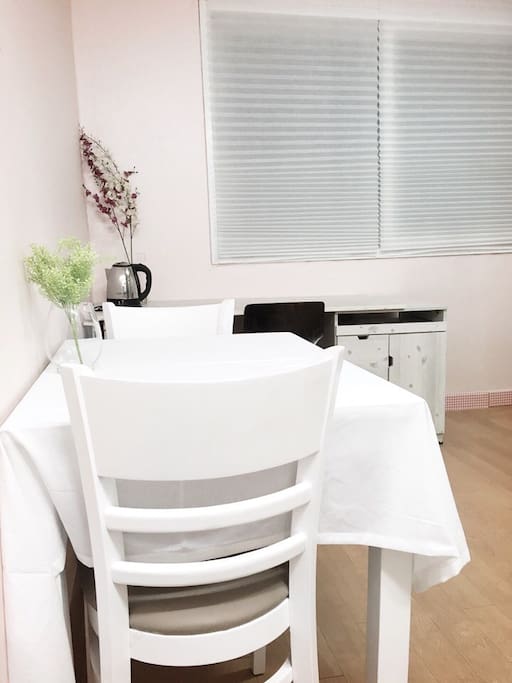 Dining room.햇살이 넘치는 아늑한 집 - 장전동 지하철역 5분 거리, 부산대 남문 5분, 한국마트 2분! 젊음의 거리 끝쪽! 치안센터에서 2분 거리인 안전하고 조용한 지대! 잠만 자는곳이 아닌 카페스튜디오 같은 집! 주변관광지: 범어사. 허심청 온천장. 부산종합버스터미널.부산대. 부산외대.This house located in Pusan University North Gate ; 5minis walk to pnu north gate; 5mins walk to Jangjeon station; 2mins walk to Korea supermarket; 2mins walk to Community Security Center which is safe and quite zone. 欢迎釜山大,釜山外国语大学的交换学生,宿舍位于釜山大学南门,离长剑站步伐只需5分钟,交通便利!离警察局步伐2分钟,安全肃静的地区!周边观光区:东莱温泉、梵鱼寺、釜山综合长途汽车客运站,釜山大,釜山外国语大学!