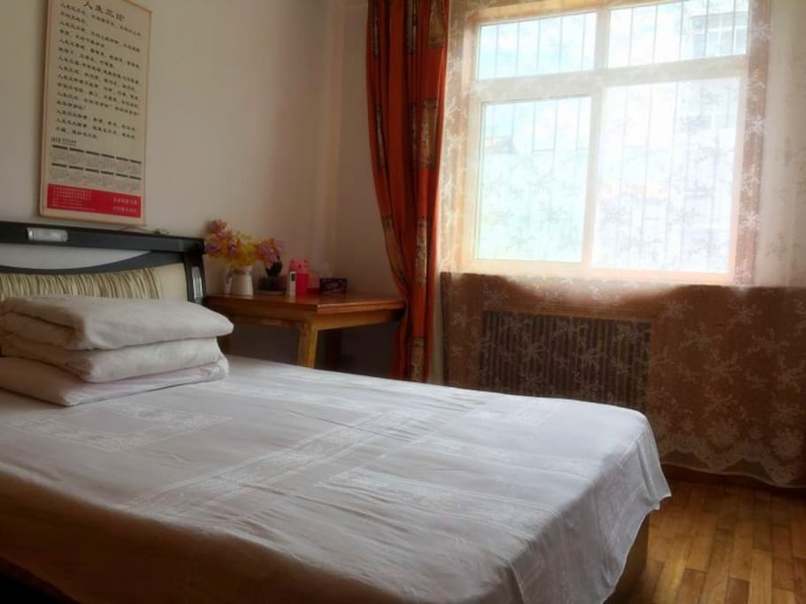 南向主卧,明亮温馨。Master BedRoom