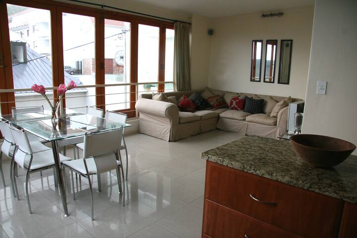 Stylish, modern 3 bedroom apartment gallery image 2