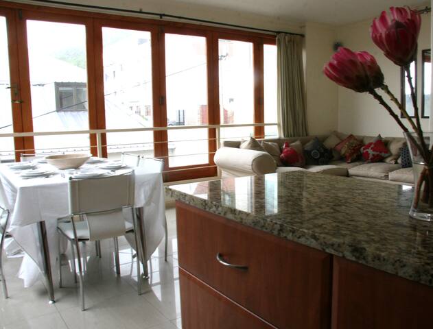 Stylish, modern 3 bedroom apartment gallery image 4