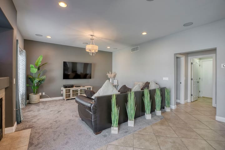 Amazing pool/location/strip/hike/ endless choices gallery image 4