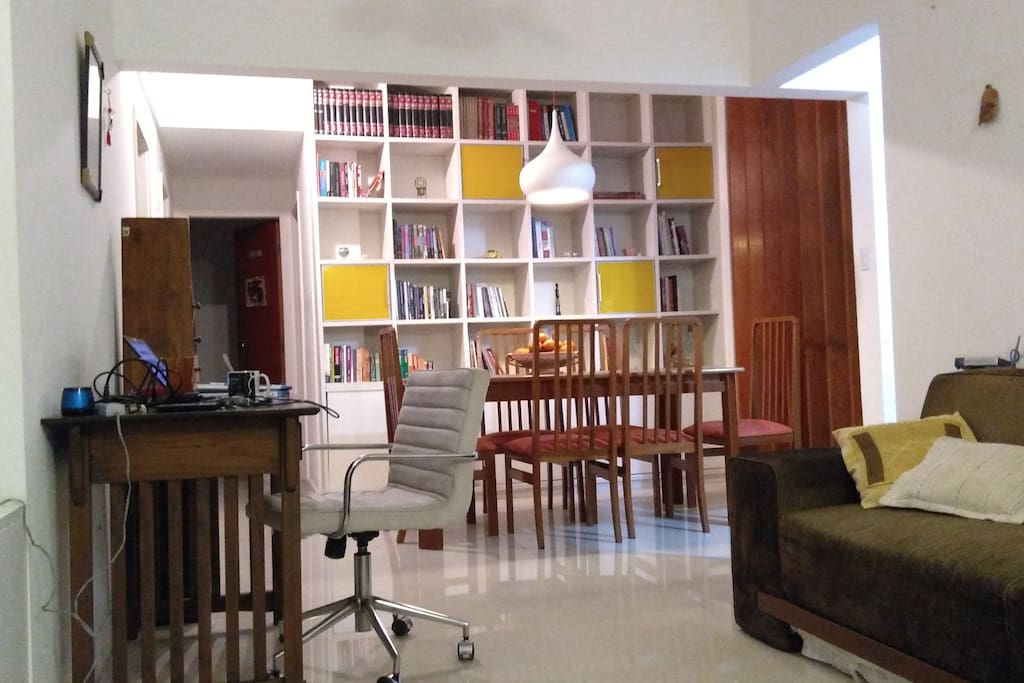 Sala com vista para a mesa de jantar e espaço para notebook