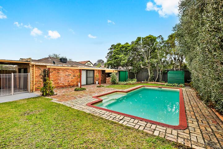 Luxe 4BR Home, Pool, Bungalow near Brighton Beach gallery image 5