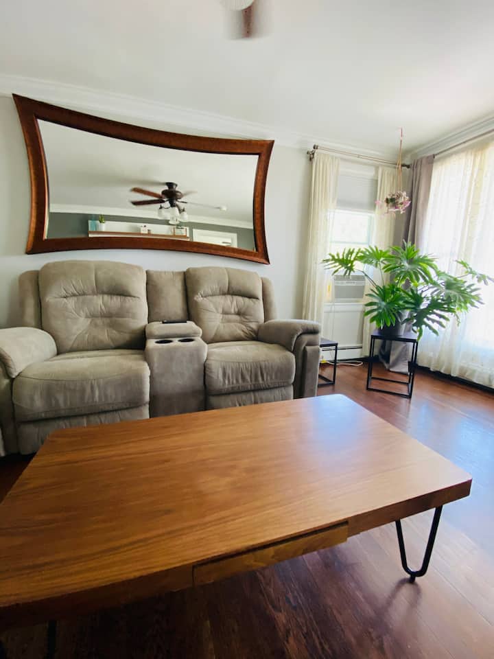 Cheerful 2 Bedroom Home With Parking - Melrose, MA