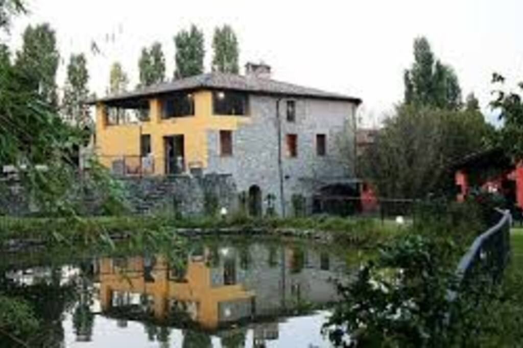 L'antico molino con il laghetto di fronte agli appartamenti