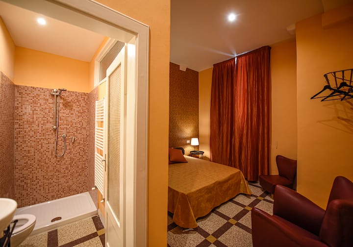 Baño en el dormitorio amarillo.