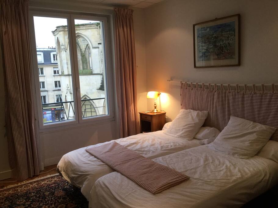 Chambre sur le square et l'église