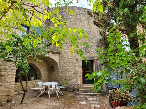 Vaulted accommodation with private courtyard in Cabrières
