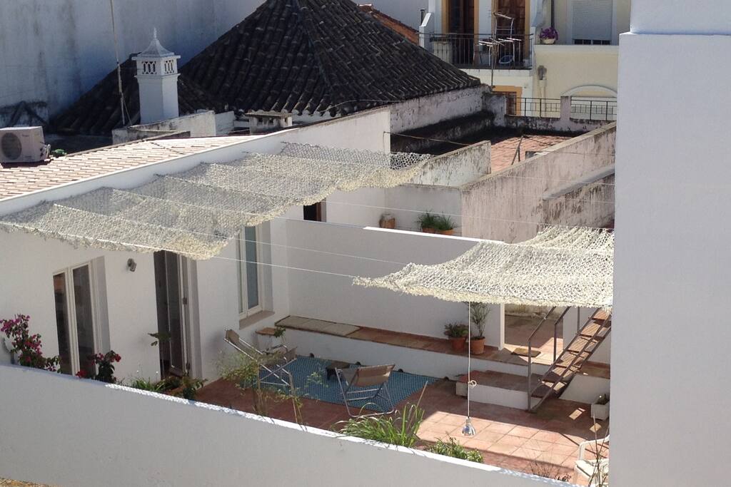 View of the Ist terrasse from the roof top. la terrasse de plein pied, vue depuis la terrasse supérieure