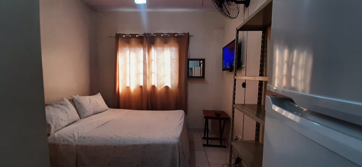 جناح مزود بمطبخ صغير تلفزيون تلفزيون وتلفزيون وثلاجة واي فاي وأواني منزلية، وكل ذلك للاستخدام الشخصي للضيف البسيط والمريح.