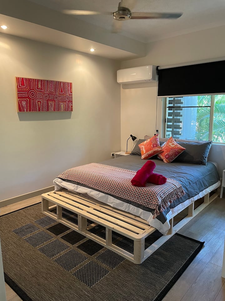 Dormitorio principal con colchón de espuma viscoelástica tamaño queen muy cómodo. Persianas opacas para un mejor sueño de noches. También tiene su propio baño privado. Puedes disfrutar del aire acondicionado o dejar la viuda abierta para coger la brisa del mar al atardecer.