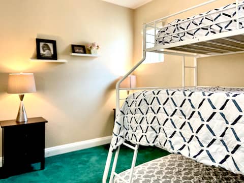 Luxe Home Near Victoria Mall & Mills