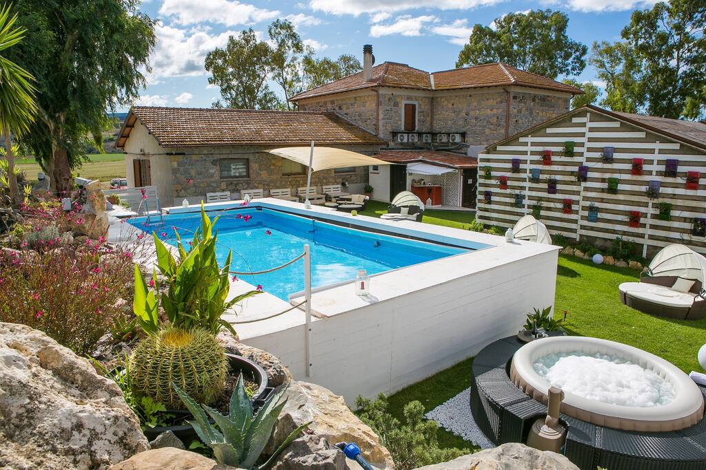 Piscina e angolo relax
