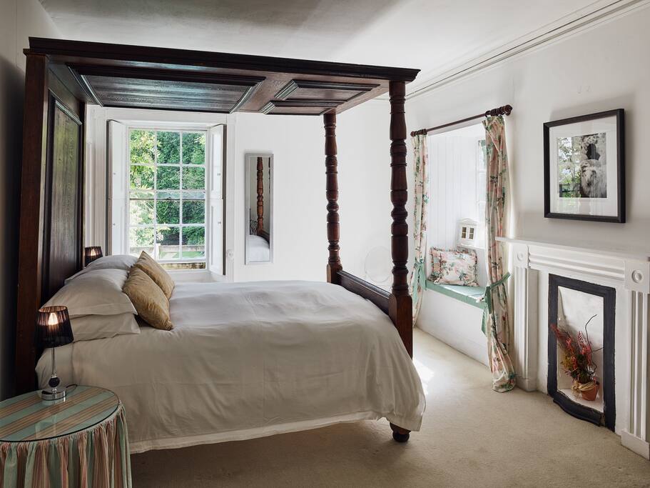 4 poster bedroom