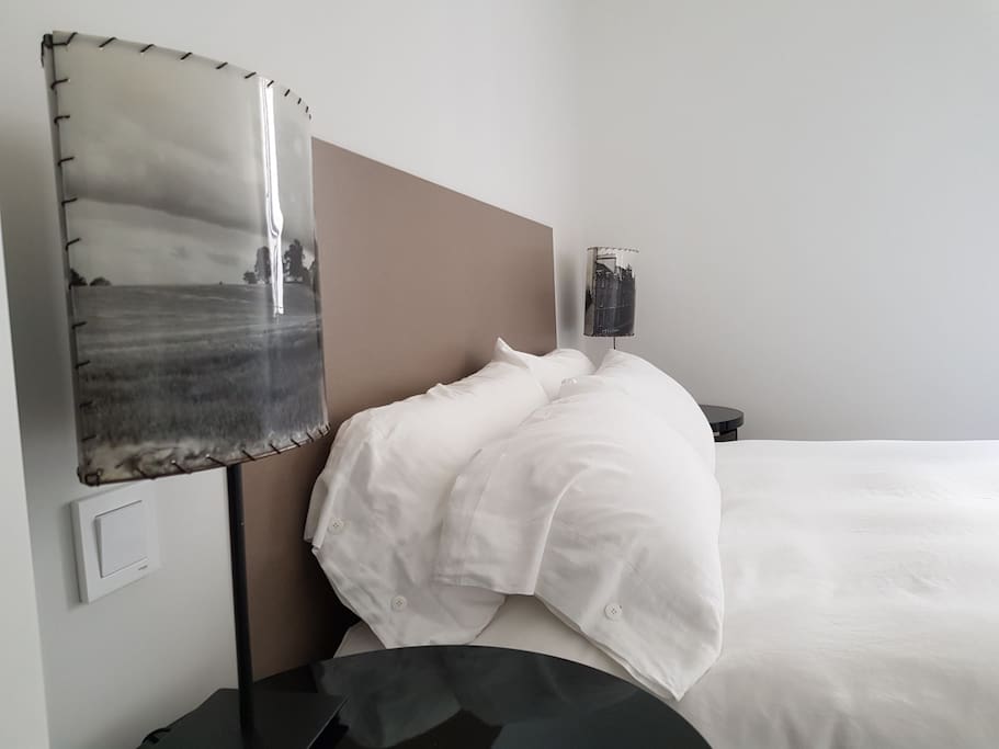 El dormitorio principal tiene una cama de 150 * 200 cm con su cabecero; dos mesillas y sus lamparitas de noche