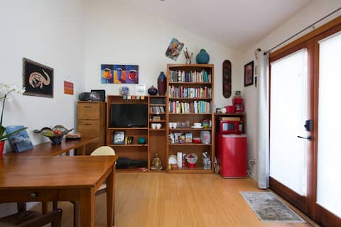 Top performing Airbnb: Private, Serene & Clean AC BUR/NoHo/Tol. Lake in North Hollywood