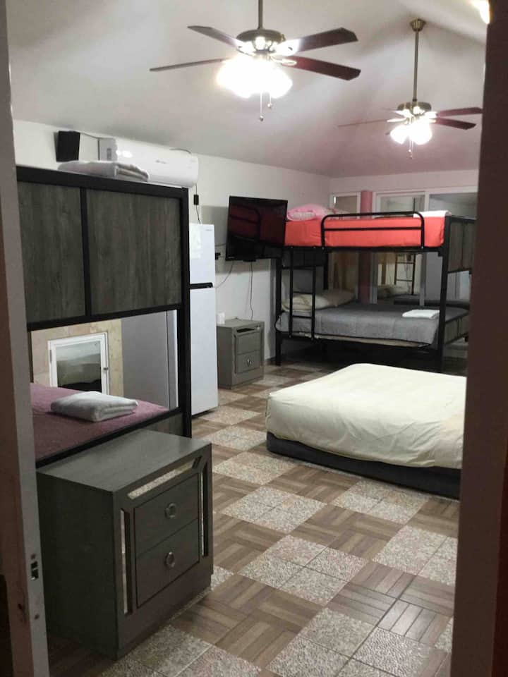 Spavaća soba s dva kreveta na kat 