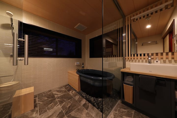 寝室の襖を開けると浴室に繋がってます。信楽の陶器でできた浴槽は全自動で、いつでも旅の疲れを癒す空間となっております。
