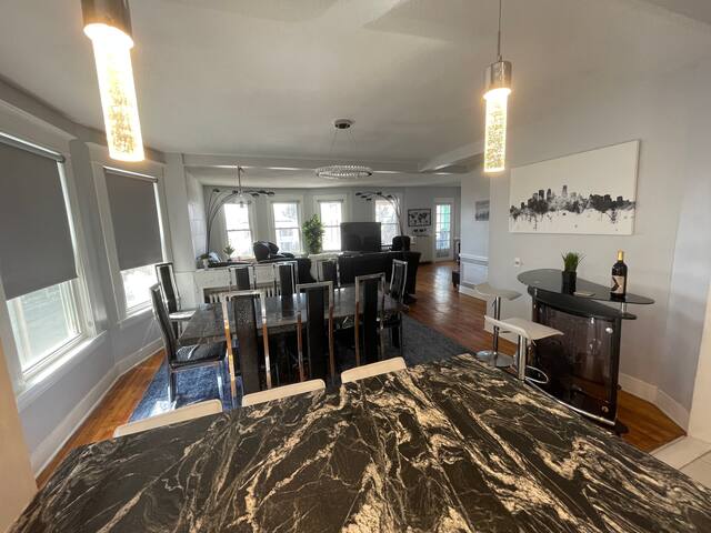 Pleasant Mansion Uptown/Downtown by Lux Life gallery image 3